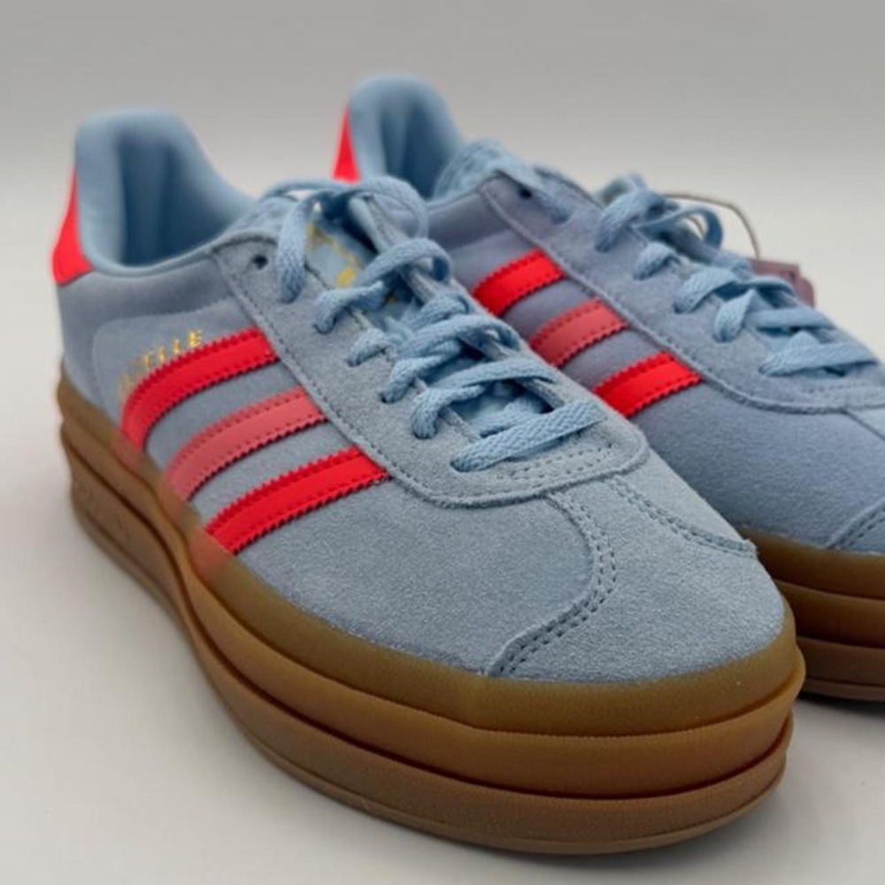 Adidas Gazelle sneakers in blue with red stripes